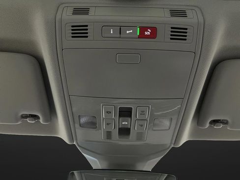 Used 2025 Volkswagen Jetta SE w/ Sunroof Package image 25