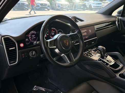 Used 2023 Porsche Cayenne AWD/4WD image 4