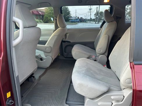Used 2011 Toyota Sienna CE image 11