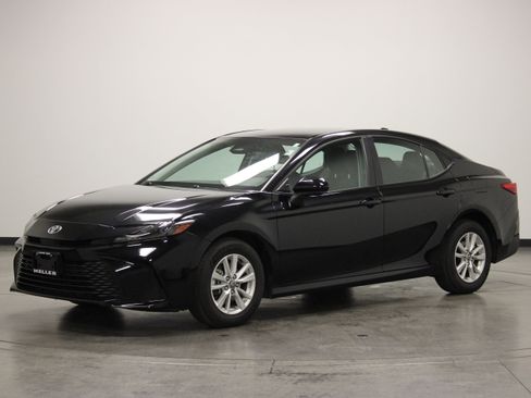 Used 2025 Toyota Camry LE w/ Convenience Package AWD/4WD image 4