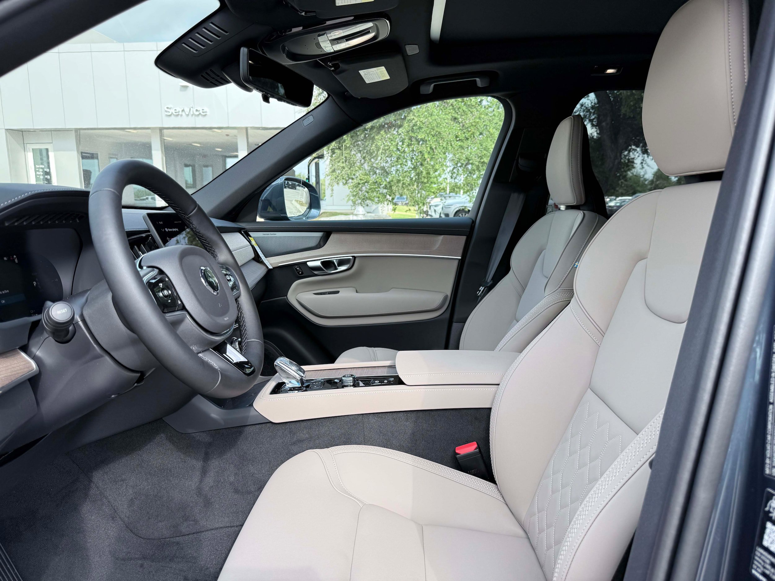 New 2026 Volvo XC90 T8 Plus w/ Protection Package Premier AWD/4WD image 13