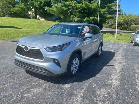 Used 2023 Toyota Highlander LE image 3