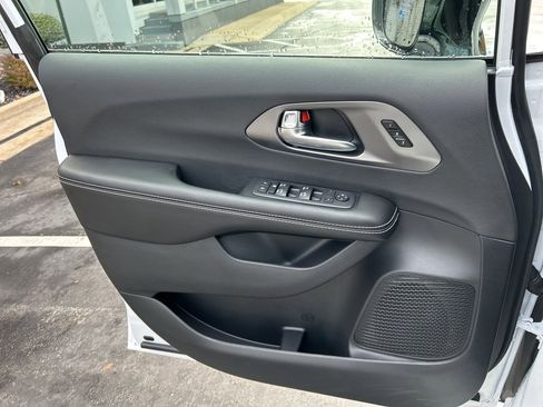 New 2026 Chrysler Pacifica Select AWD/4WD image 19