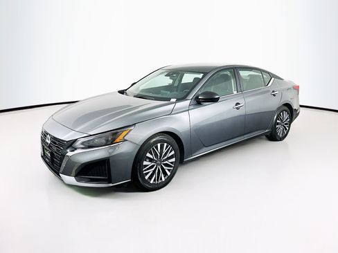 Used 2025 Nissan Altima 2.5 SV image 3