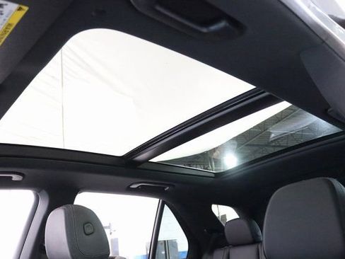 Used 2025 Mercedes-Benz GLE 450e 4MATIC w/ Driver Assistance Package image 9