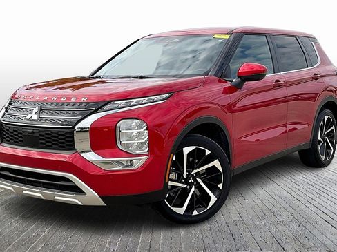 Used 2023 Mitsubishi Outlander SE image 3