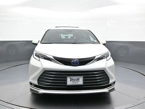 Certified 2025 Toyota Sienna Limited image 2