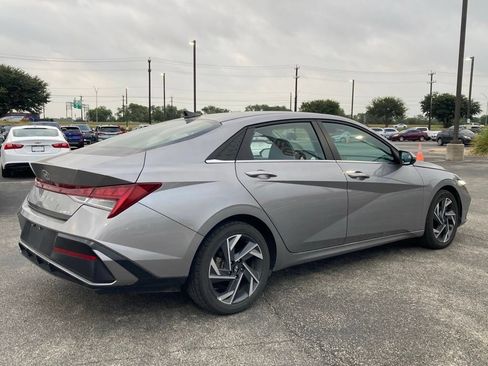 Used 2025 Hyundai Elantra Limited FWD image 4