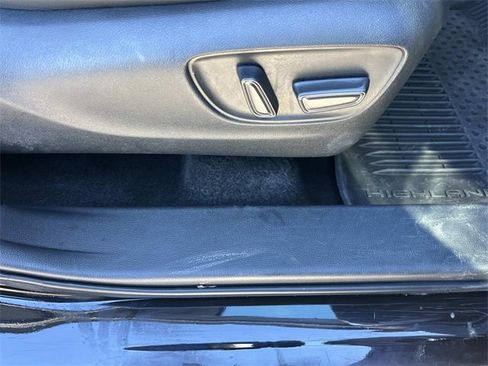 Used 2024 Toyota Highlander LE image 26