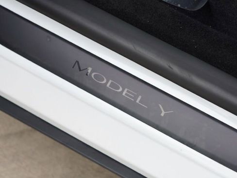 Used 2026 Tesla Model Y 2WD image 28