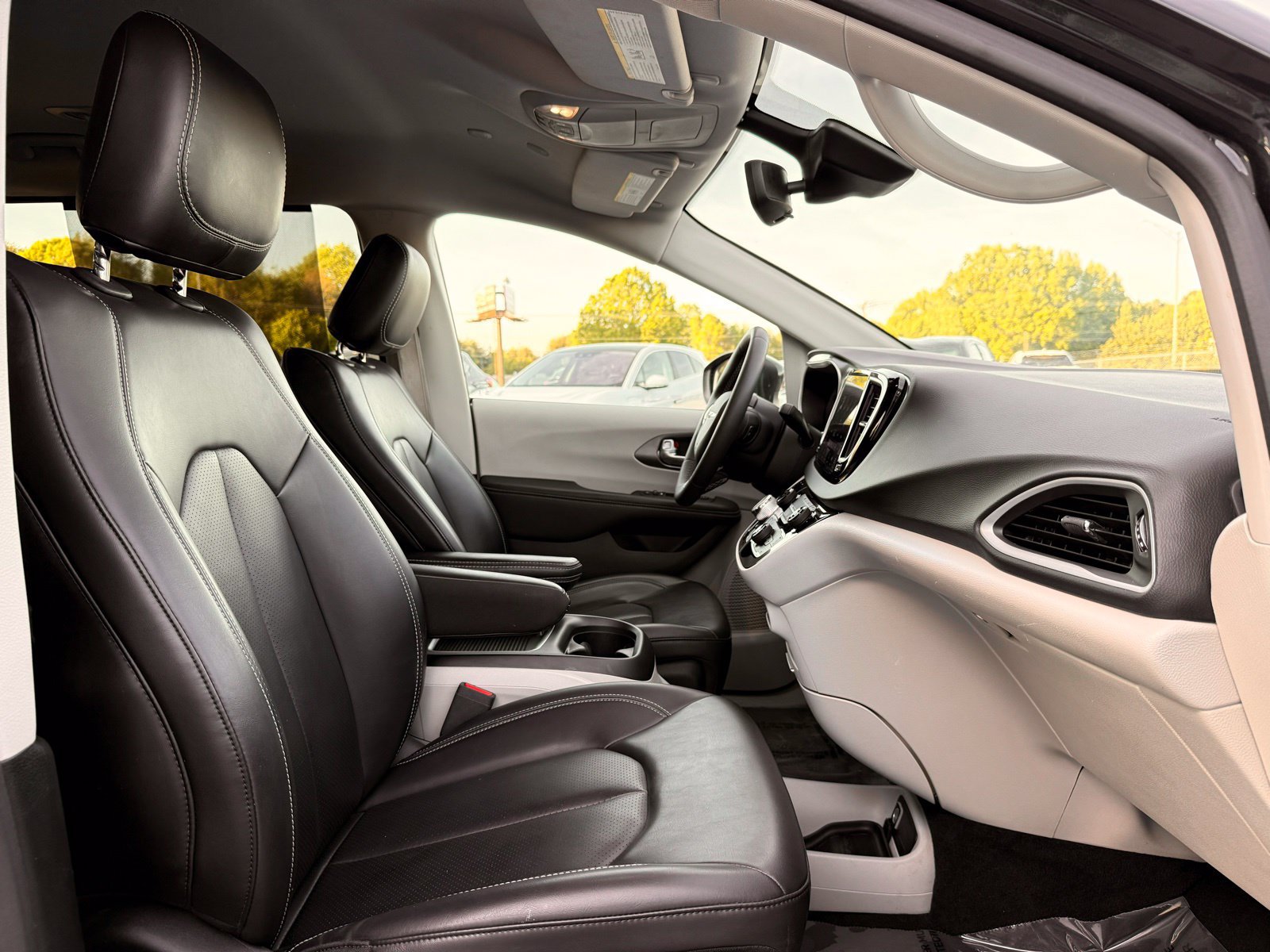 Used 2023 Chrysler Pacifica Touring-L FWD image 31
