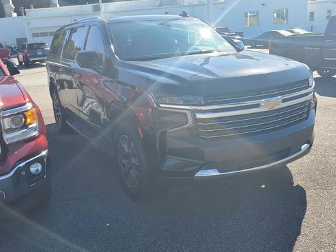Used 2021 Chevrolet Suburban LT w/ Rear Media and Nav Package AWD/4WD image 2