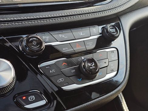 Used 2023 Chrysler Pacifica Limited w/ S Appearance Package FWD image 24