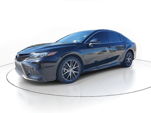Certified 2022 Toyota Camry SE image 3