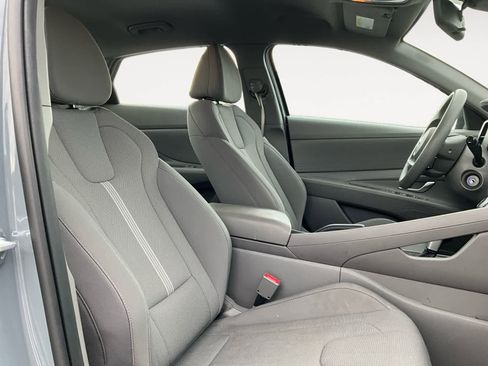 Used 2022 Hyundai Elantra SE FWD image 12