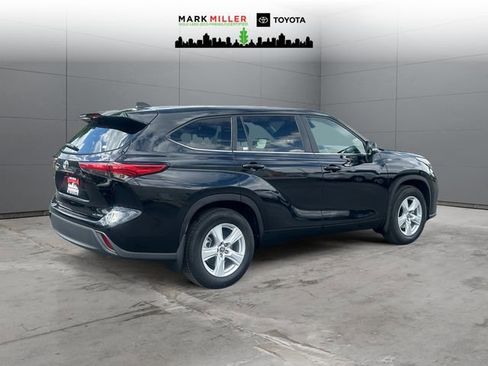 Used 2023 Toyota Highlander LE AWD/4WD image 5