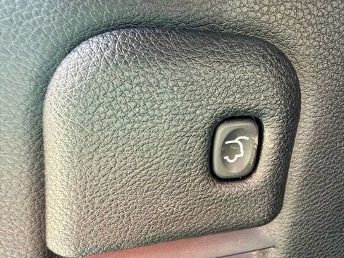 Used 2018 Jeep Grand Cherokee Altitude AWD/4WD image 12