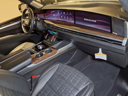 Certified 2025 Cadillac Escalade Sport Platinum AWD/4WD image 24