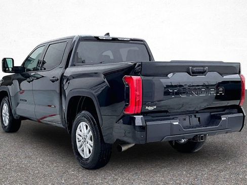 Used 2022 Toyota Tundra SR5 w/ SR5 Convenience Package AWD/4WD image 5