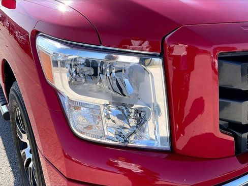 Used 2021 Nissan Titan SV image 32