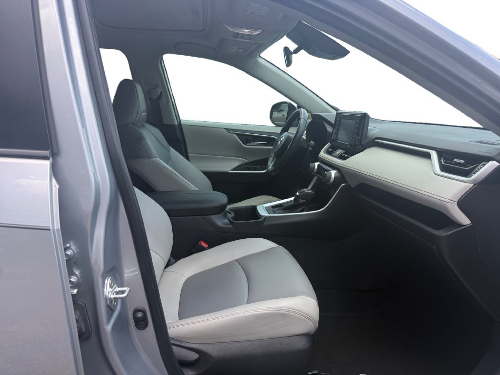 Used 2022 Toyota RAV4 XLE Premium AWD/4WD image 15