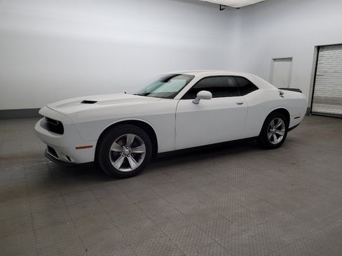 Used 2016 Dodge Challenger SXT RWD image 2
