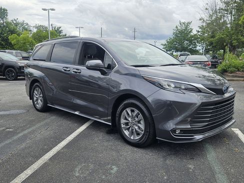 Certified 2025 Toyota Sienna XLE FWD image 1