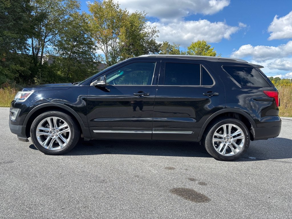 Used 2017 Ford Explorer XLT w/ Equipment Group 202A FWD image 2