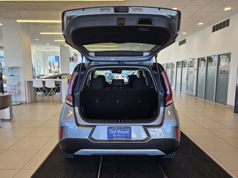Used 2025 Kia Soul LX w/ LX Technology Package FWD image 9