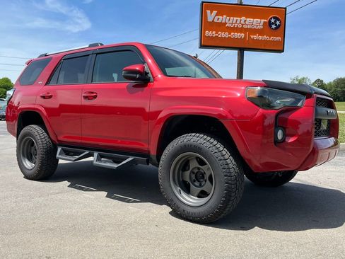 Used 2020 Toyota 4Runner SR5 AWD/4WD image 1