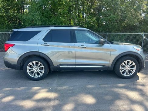 Used 2020 Ford Explorer XLT w/ Equipment Group 202A AWD/4WD image 9