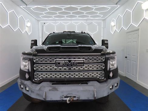 Used 2023 GMC Sierra 2500 Denali w/ Denali Black Diamond Edition AWD/4WD image 3