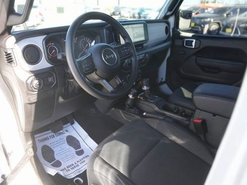 Used 2025 Jeep Gladiator Sport image 8