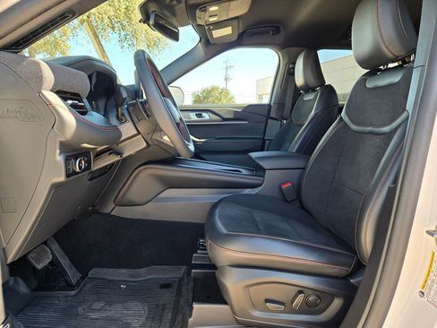 Used 2025 Ford Explorer ST image 9