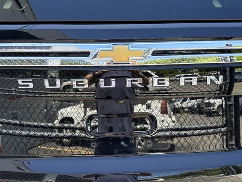 Used 2024 Chevrolet Suburban LT w/ Luxury Package AWD/4WD image 34