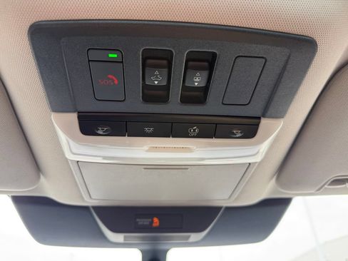 Used 2022 Nissan Pathfinder SV w/ SV Premium Package FWD image 16