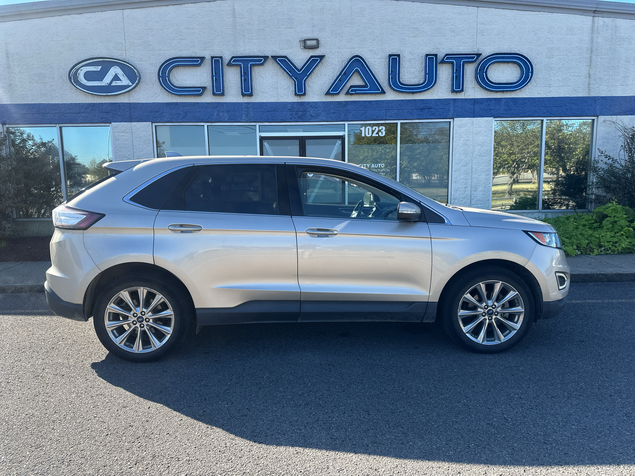 Used 2017 Ford Edge Titanium w/ Equipment Group 301A FWD image 3