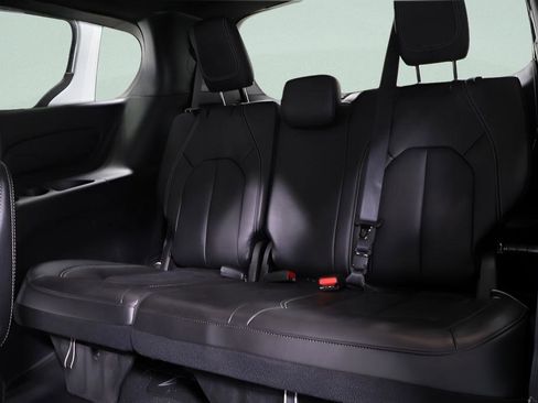 Used 2026 Chrysler Pacifica Select image 23