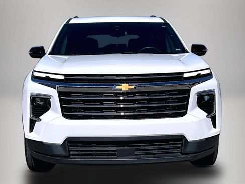 Used 2025 Chevrolet Traverse LT FWD image 2