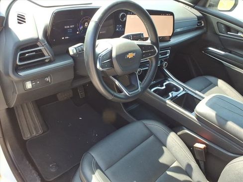 Used 2025 Chevrolet Traverse LT FWD image 11