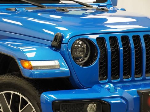 Used 2023 Jeep Wrangler Unlimited Sahara AWD/4WD image 6