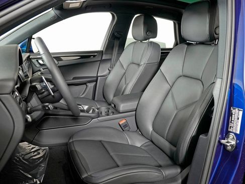 Certified 2026 Porsche Macan AWD/4WD image 5