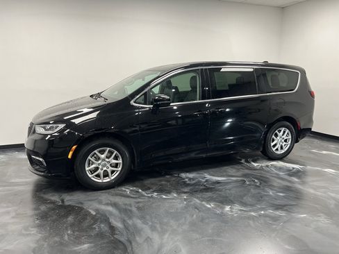 Used 2024 Chrysler Pacifica Touring-L image 21