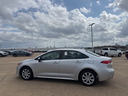 Used 2022 Toyota Corolla LE image 12