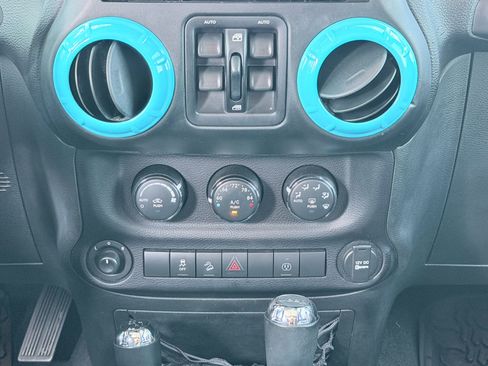 Used 2016 Jeep Wrangler Unlimited Sahara w/ Connectivity Group AWD/4WD image 18
