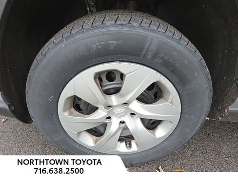 Used 2022 Toyota RAV4 LE image 13