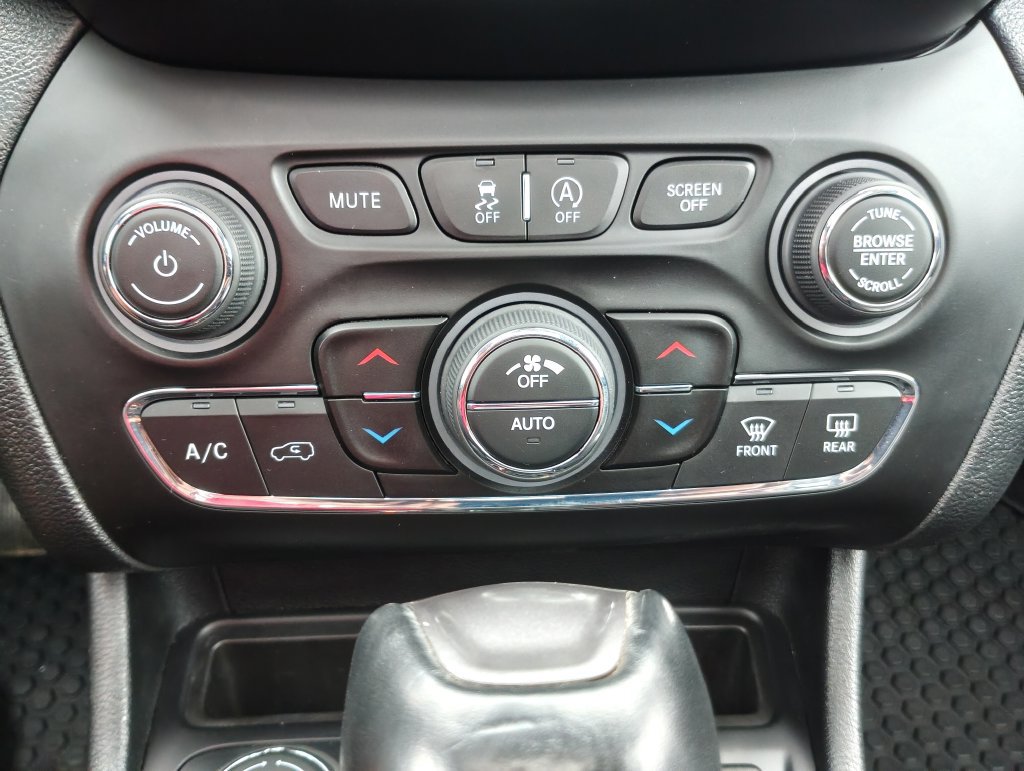 Used 2022 Jeep Cherokee Limited w/ Sun & Sound Group AWD/4WD image 7