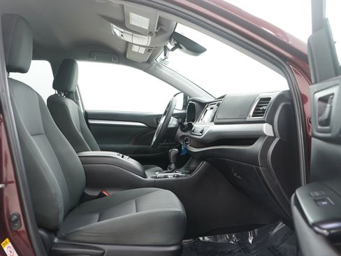 Used 2019 Toyota Highlander LE image 11