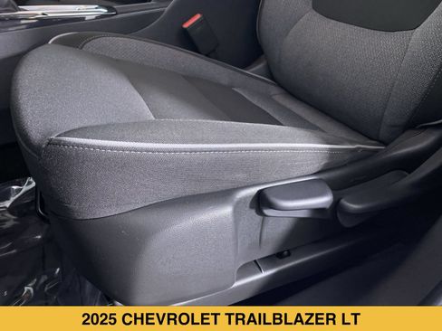 Used 2025 Chevrolet TrailBlazer LT w/ LT Cold Weather Package FWD image 9