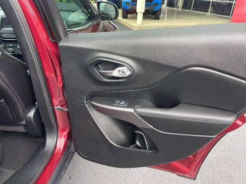 Used 2019 Jeep Cherokee Latitude Plus w/ Safety Group image 19